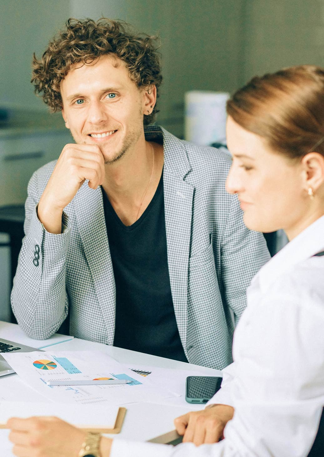 Beratungsgespräch am Besprechungstisch
